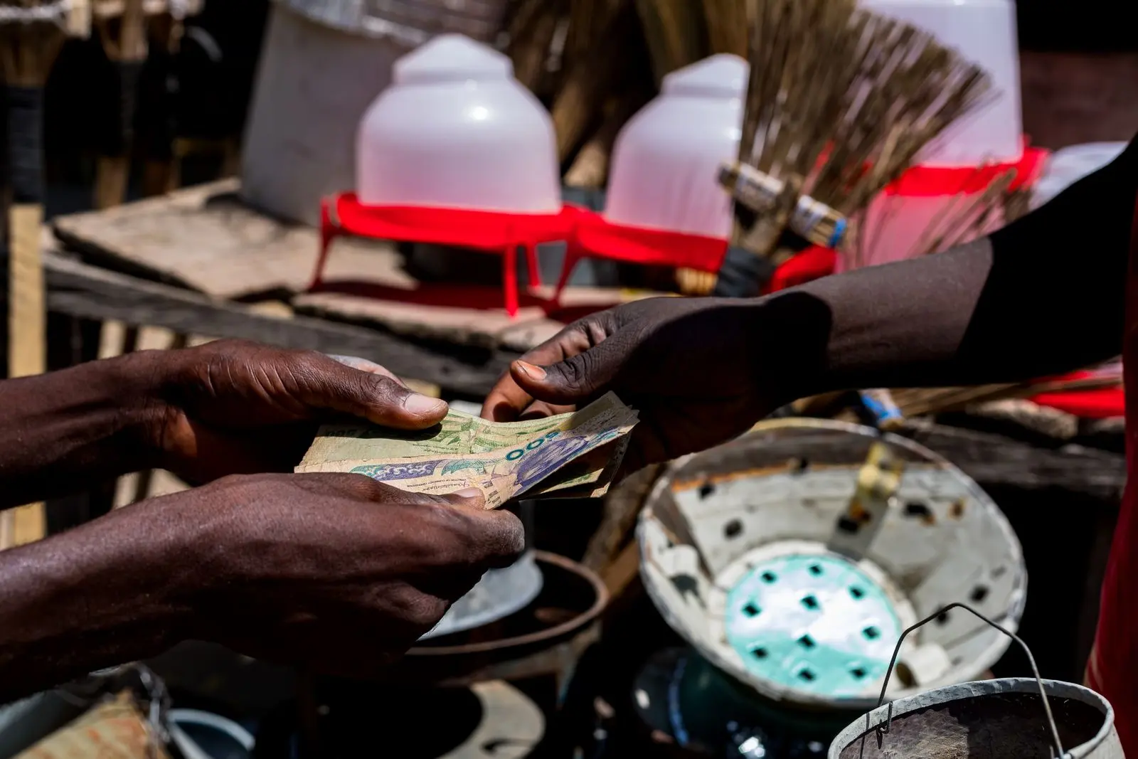 Échange de billets de naira sur un marché nigérian — photo d’illustration (banque d’images)