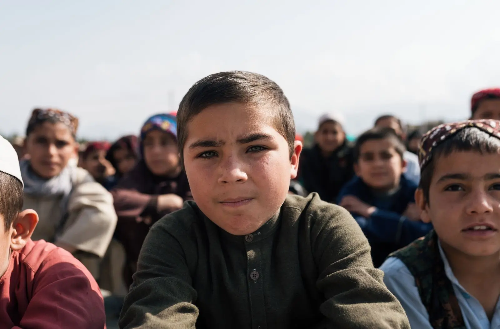 Groupe d’enfants afghans rassemblés en plein air — photo d’illustration (banque d’images)
