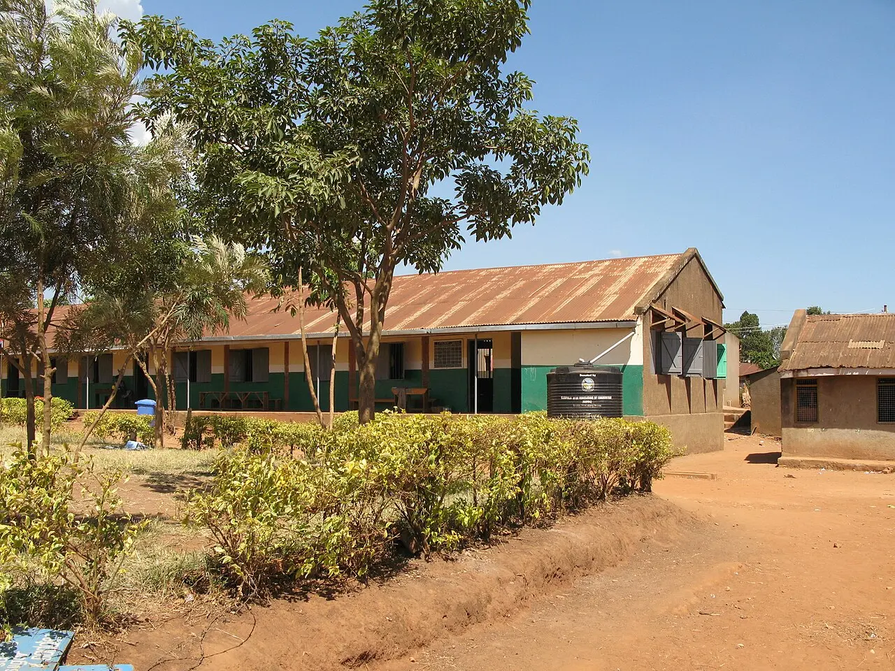 School buildings (classroom), this one has a rainwater harvesting tank. The school UDDT is visible just behind this building. (6876119963) — photo d’illustration (école)
